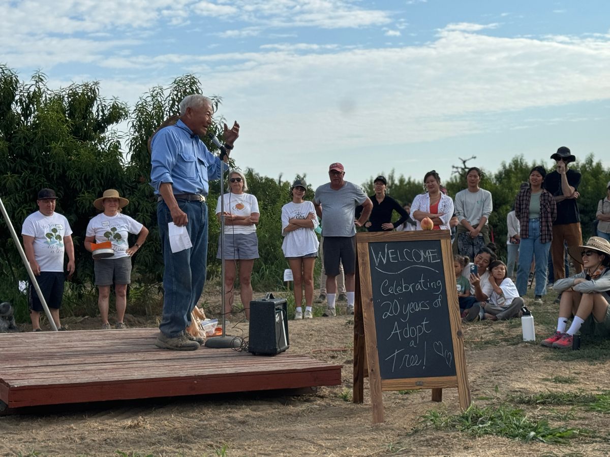 Mas gives some introductory remarks before teams start their harvest.